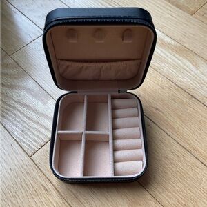 Travel jewelry box black or white